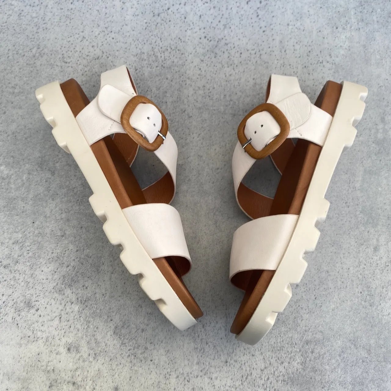EOS Nira B - ONLINE ONLY