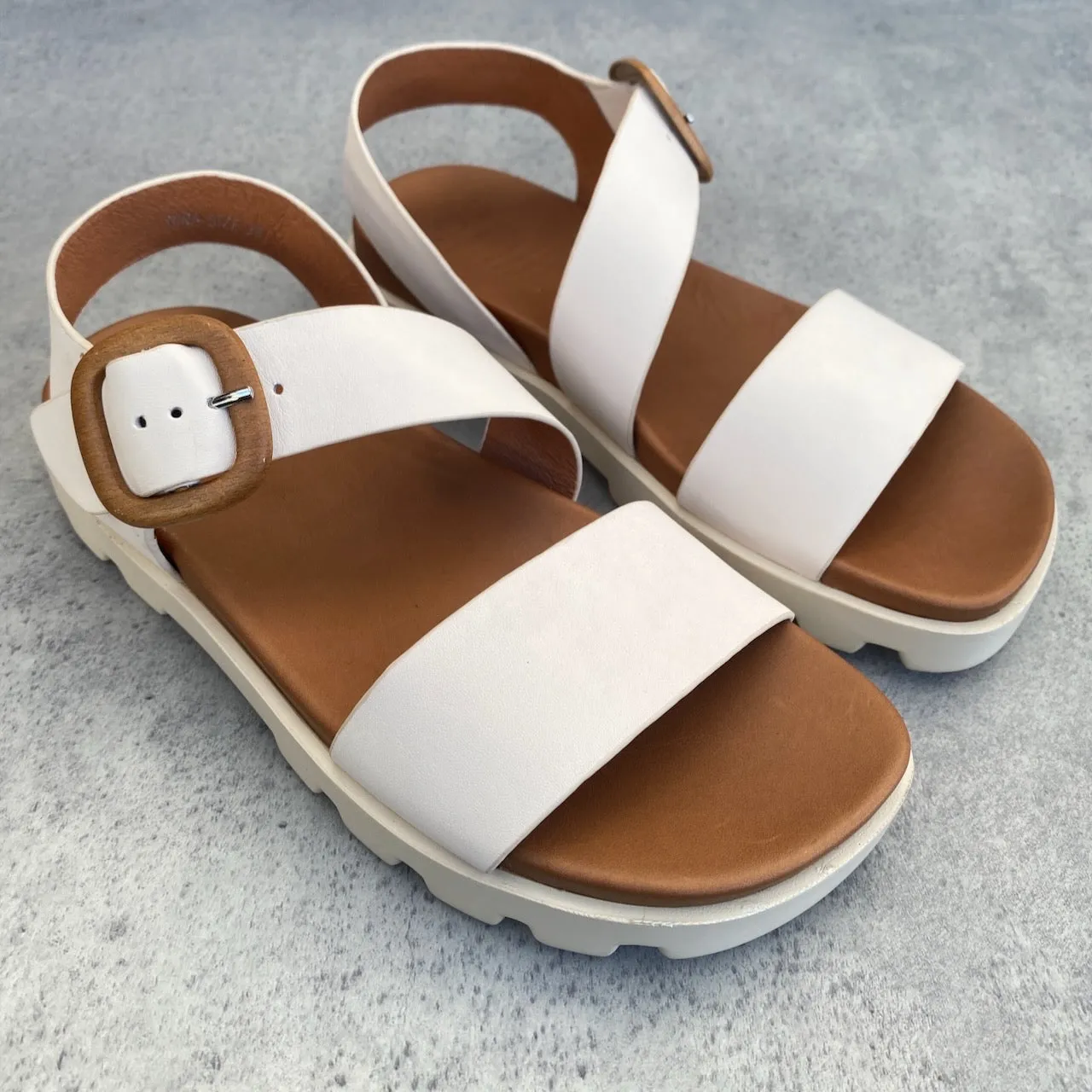 EOS Nira B - ONLINE ONLY
